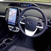 新型 プリウスPHV の運転席周り。中央には11.6インチ大型モニターが据えられた