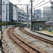 とうきょうスカイツリー駅と伊勢崎線第2号踏切（桜橋通り）の間には、26パーミルの勾配がある。「26」とうい数字が見える
