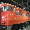 ヘッドマークが取り付けられる「朱5号気動車」。キハ40系のキハ40・48形を国鉄時代の朱色一色の塗装に戻した。