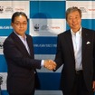トヨタの根本環境部長（向かって左）とWWFジャパンの筒井隆司事務局長