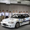 SDAのインストラクターと受講生。手前は10万キロ最高速度記録に調整したレガシィ