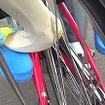 足が車輪に巻き込まれる様子