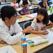 今日はどんなことを取材しただろう？　親子一緒にメモを見ながら振り返る　＜撮影：宮崎紘輔＞