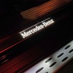 スカッフプレートにあるMercedes-Benzの文字は夜間のウェルカムランプと連動して光る。