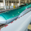新函館北斗駅で発車を待つ『はやぶさ30号』。JR東日本のE5系による運行。