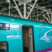 『はやぶさ30号』の行先表示。東京の文字が映るが、新函館北斗駅から乗車した客の大半は、ねぶた祭りを目当てに新青森で下車していった。