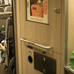 『はやぶさ30号』の車内。デッキには在来線でもほとんど見られなくなったカード式公衆電話が置かれていた。