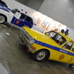 GIBDDのパトカー展示コーナー。背景に80周年を祝う横断幕が見える