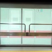 町田駅に導入される新タイプのホームドアのイメージ。ドア部はフレーム構造を採用する。