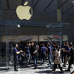 iPhone SEの発売日の様子（Apple Store 表参道）（C）Getty Images