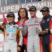 左から2位の国本、優勝の村岡監督&バンドーン、3位のカーティケヤン。