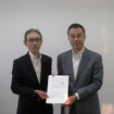 NEDO佐藤嘉晃理事（右）とジャムコの 粕谷寿久取締役常務執行役員（左）