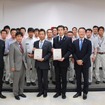 表彰式の様子（前列左から2番目より）GM社 濱田泰志グループマネージャー、ブリヂストン鳥栖工場 岩國工場長、同彦根工場 森田品質保証課長、同グローバル直需マネジメント・ビジネスモデル開発本部 田村本部長