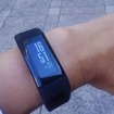 画面を縦表示して時刻を見る。表示変更はスマホやパソコンで設定する必要あり