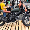 ドゥカティは Scrambler のカスタムをディスプレイ。