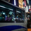 東京銀座にバスで乗り付ける外国人観光客　(c) Getty Images