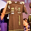 ファンにプレゼントされたブラッドリー・スミス選手のサインが入ったTシャツ。