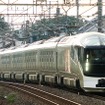 常磐線を走る『四季島』E001形の試運転列車。来年5月から営業運転が始まる。