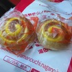 地元渋温泉で作られている渦巻きパン。参加者にチェックポイントでチェックを受ける際に差し入れとして手渡された。「おなかすいた！」と言っている参加者も。