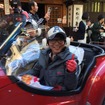 頬にミッレミリアのマークをペイントした女性。楽しみ方も様々。こういう姿は見学している者も楽しくさせる。