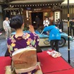 クラシックカーの出迎え。ヨーロッパ車を和服で出迎えることがむしろ様になっている。もてなしとは、いつもそうするように何事にも対峙することがすべての基本だということを気づかされる。
