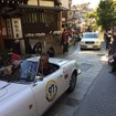 時に一般車両が車列に混ざることも。閉鎖した場所でのデモンストレーションではないクラシックカーのレース。それがミッレミリア。こういう光景もミッレミリアならではだ。