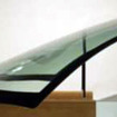 高精度プレス工法で製造した複雑造形のフロントガラス