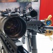 小銃に取り付けるスコープ。右のものはターゲットまでの距離も測定できる。
