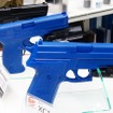 拳銃に装着するフラッシュライト。法執行機関向けクローズドショーっぽい展示品。