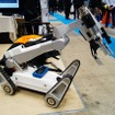爆発物処理用の遠隔操作ロボットも。