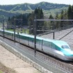 札幌駅を早朝に出発すれば試合開始に間に合う。写真は新函館北斗～東京間の北海道・東北新幹線『はやぶさ』。