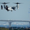 東京湾アクアラインの高架橋、東京スカイツリーがオスプレイを出迎える。