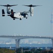 東京湾アクアラインの高架橋、東京スカイツリーがオスプレイを出迎える。