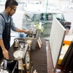 京都を拠点に関西エリアで移動カフェを運営している「nakayama coffee」のスタッフがハンドドリップコーヒーを提供