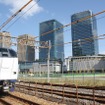 更地になった梅田貨物駅跡の脇を走る特急『はるか』。将来は写真奥の地下を走ることになる。