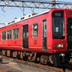 2000系を装飾した南海「真田赤備え列車」。このほど運行期間の延長が決まった。
