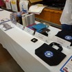 「世界の医療団」フレンチブルーミーティング2016の会場で活動報告と支援を呼びかける。チャリティーグッズも様々。