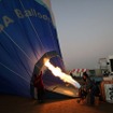 バーナーで暖めた空気をインフレーターを使って送り込む