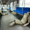 車内には衝突の衝撃で転倒し、重傷を負った乗客を模したダミーが残された。　