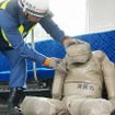 到着した消防隊員が救出作業を開始する。