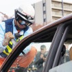 衝突したクルマの乗員救助も開始。「大破してドアが開かない」という設定なので、屋根部を除去すると判断。
