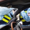 フロントガラスを除去した後、大型の機械式カッターでピラー部を切断。