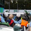 屋根を除去しなくてはならい規模の場合、足などが車体に挟まれるケースもあり、実際にはかなりの時間を要することもあるようだ。