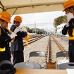 事故現場に近い玉川上水駅に事故情報が伝達され、駅職員が現場へ向かう準備を開始。