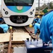 左右のジャッキを慎重に操作して電車の車体を上昇させていく