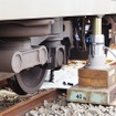 障害物が除去可能な高さまで電車の車体を持ち上げる。