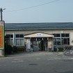 再構築事業の実施により、山形鉄道の鉄道用地は沿線自治体が保有。山形鉄道に無償で貸し付ける。写真はフラワー長井線の宮内駅。