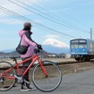伊豆箱根鉄道は駿豆線で「サイクルトレイン」の実証実験を実施。自転車をそのまま列車内に持ち込んで乗車できる。