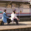 宝ヶ池駅で撮影した「ぼく明日」の劇中カット。撮影で使用したものと同型のベンチが2017年2月中旬まで設置される。