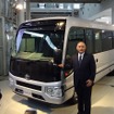 新型コースターと開発責任者の山川雅弘主査　《撮影　池原照雄》